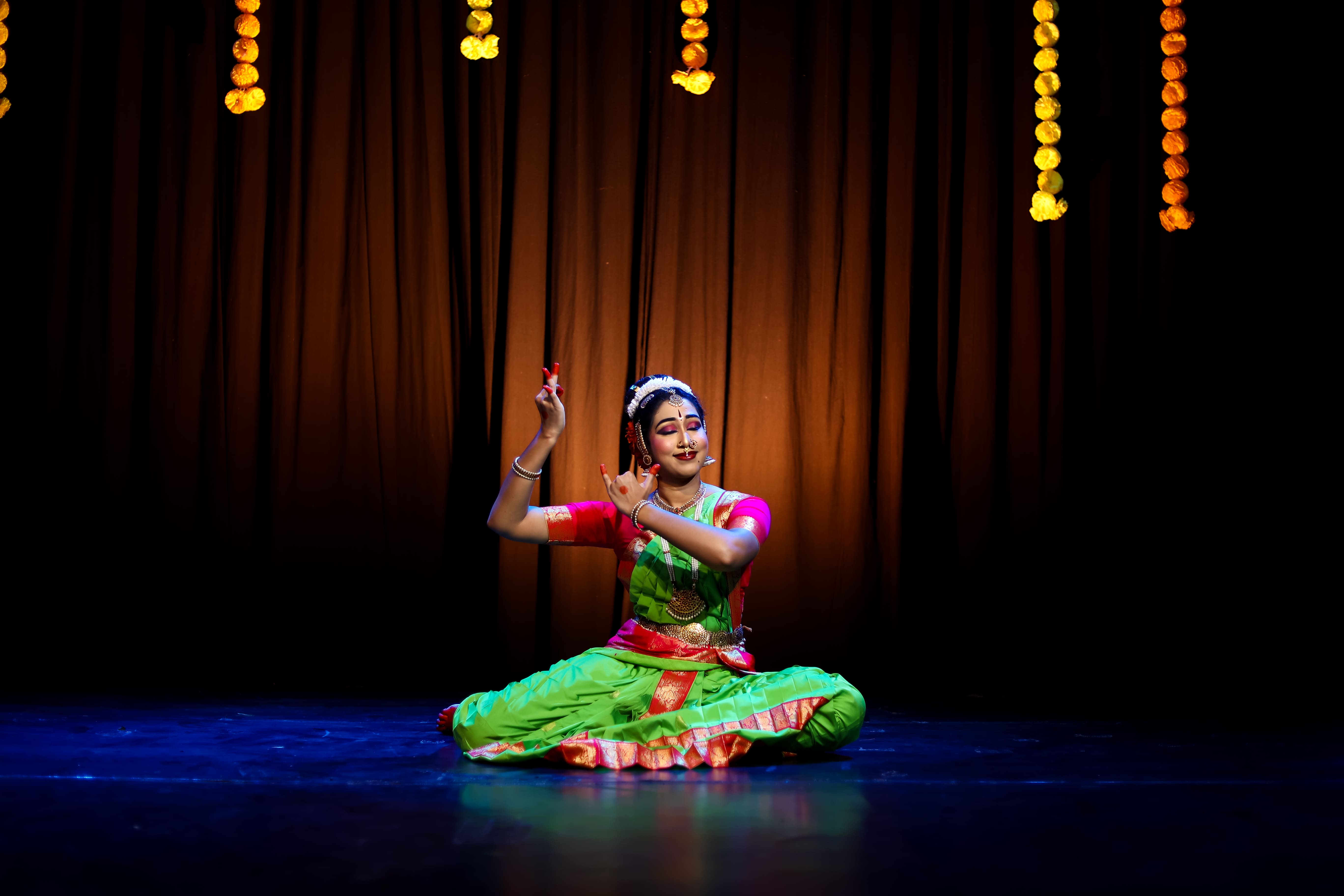 Bharatanatyam Dancer, Classical Dance Photography, Bharatanatyam Makeup, Indian Classical Dance, Bharatanatyam Costume, Traditional Dance Portrait, Backstage Dance Photography, South Indian Classical Dance, Temple Jewellery, Dance Artist Portrait