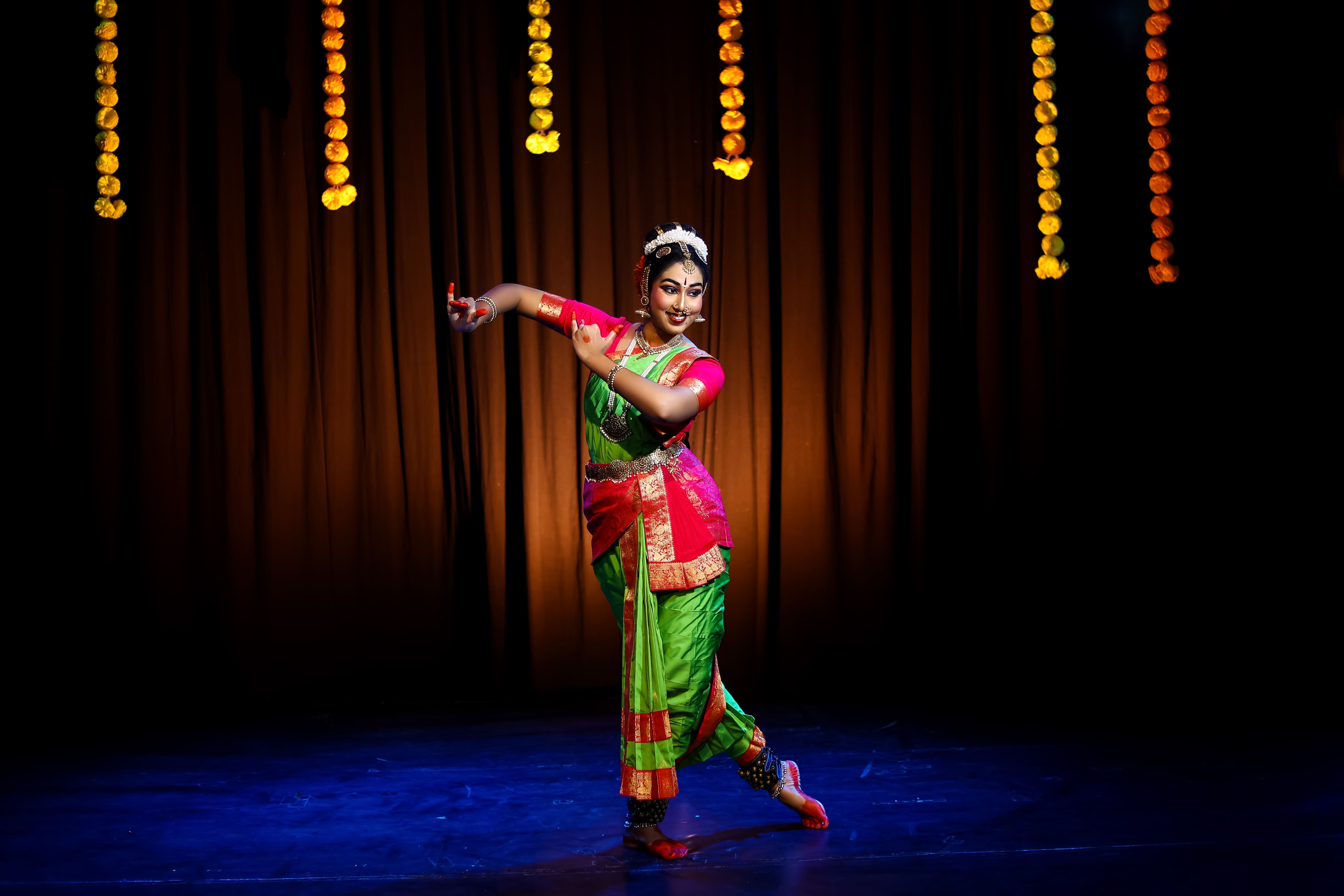 Bharatanatyam Dancer, Classical Dance Photography, Bharatanatyam Makeup, Indian Classical Dance, Bharatanatyam Costume, Traditional Dance Portrait, Backstage Dance Photography, South Indian Classical Dance, Temple Jewellery, Dance Artist Portrait