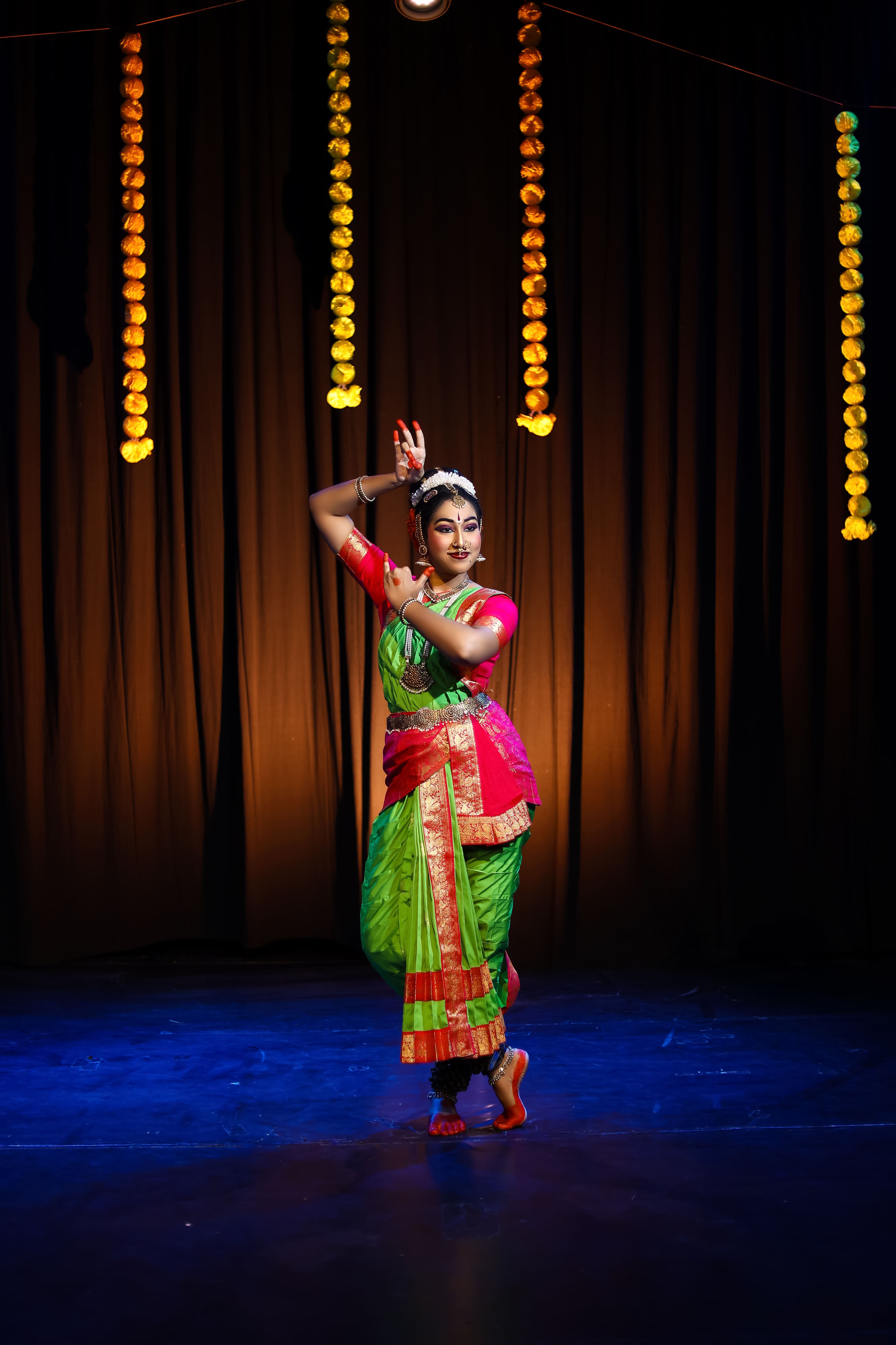 Bharatanatyam Dancer, Classical Dance Photography, Bharatanatyam Makeup, Indian Classical Dance, Bharatanatyam Costume, Traditional Dance Portrait, Backstage Dance Photography, South Indian Classical Dance, Temple Jewellery, Dance Artist Portrait