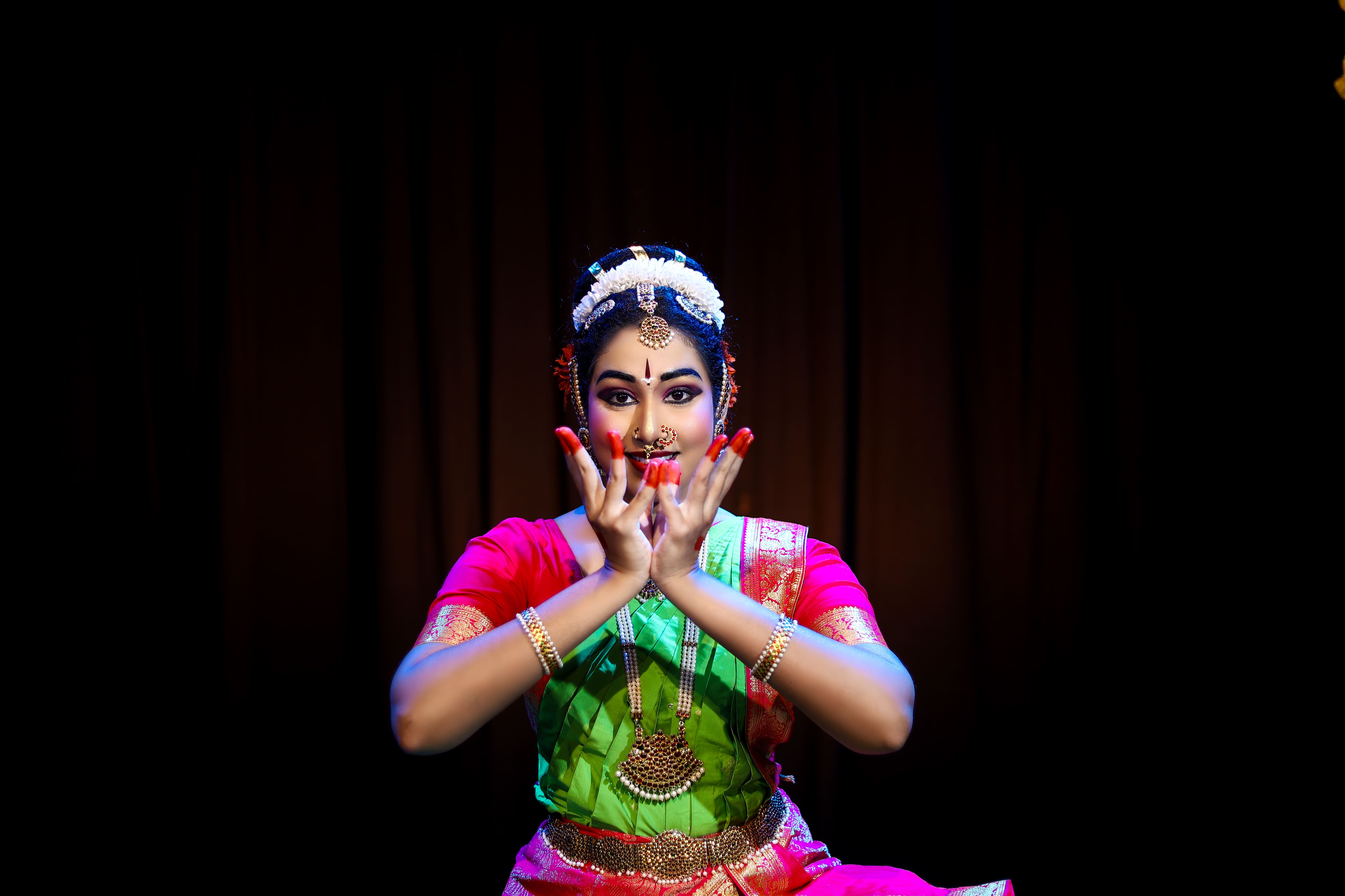 Bharatanatyam Dancer, Classical Dance Photography, Bharatanatyam Makeup, Indian Classical Dance, Bharatanatyam Costume, Traditional Dance Portrait, Backstage Dance Photography, South Indian Classical Dance, Temple Jewellery, Dance Artist Portrait
